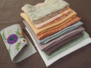 Un lot de tissus anciens pour créations, coloris d'automne, patchwork, scrapbooking, livre textile **