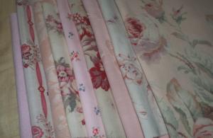 lot de tissus anciens pour créations, coloris roses, doux et fanés