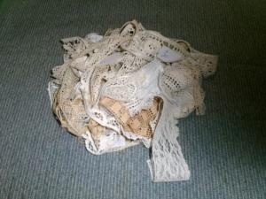 Un lot de 10 mètres de dentelles anciennes pour créations