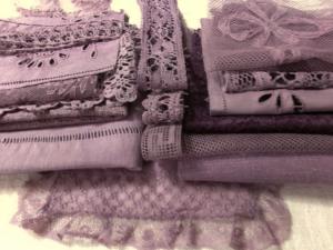   lot éléments anciens violine, rose foncé , pour créations textiles, scrapbooking, patchwork, dentelles anciennes , broderies anciennes 