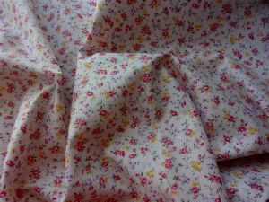 TISSU ANCIEN OU VINTAGE MINI FLEURS ET ROSES . POUPEE