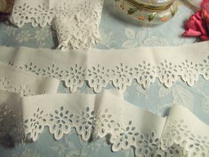 TRES JOLIE BRODERIE ANGLAISE  ANCIENNE  MAIN