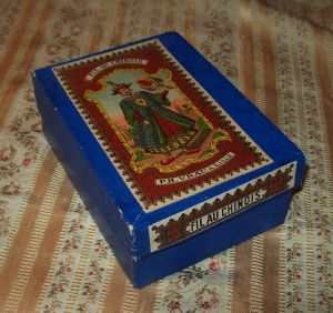 Une jolie boite ancienne , " fil au chinois"