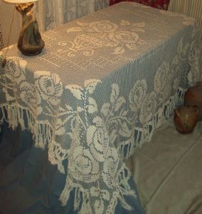  GRANDE NAPPE ANCIENNE MOTIFS DE FLEURS  ***