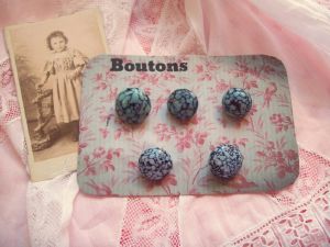 5 boutons anciens  en pâte de verre marbrée bleu et noir, création d'artiste