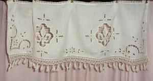  RIDEAU CANTONNIERE.BRODERIE ET DENTELLE ANCIENNES, fleurs de lys   )))