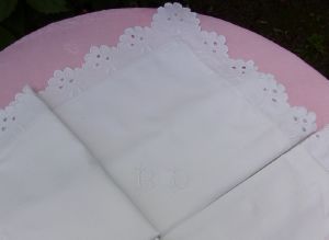 JOLIE TAIE ANCIENNE/ BRODERIE ET FESTONS... , broderie main et monogramme BD 