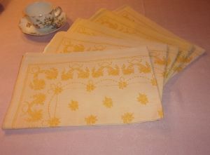 5 SERVIETTES ANCIENNES DAMASSEES / BEAUX MOTIFS