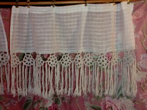 Une paire de rideaux tissu ancien et dentelles anciennes