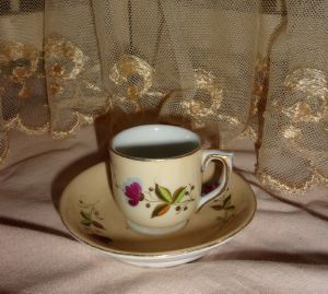  2 petites tasses anciennes de dinette de poupée, 1900