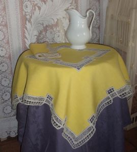  Un charmant petit service ancien ,une nappe et 12 serviettes