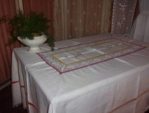   Grande nappe ancienne jours de couleur et dentelles dimensions : 250 x 200 cm