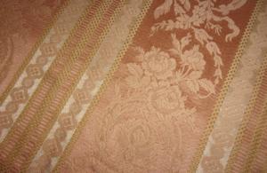" Très beau tissu ancien soyeux motifs de roses .................../E/
