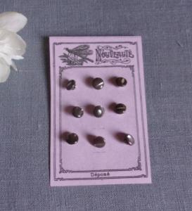 9 petits boutons anciens en nacre