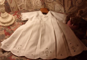 petite robe ancienne brodée, petite taille, enfant, poupée,broderie main , déco shabby