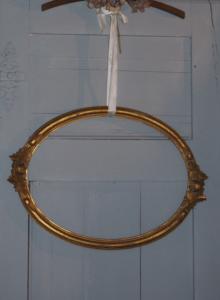 Joli cadre ancien ovale en bois doré
