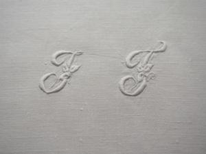 Monogramme ancien I-J sur serviette