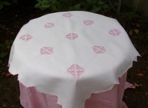 BEAU CENTRE DE TABLE ANCIEN brodé rose pâle, shabby