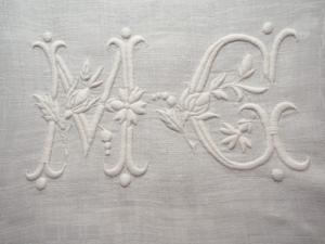  superbe et grand monogramme ancien, MC ou MG, brodé main