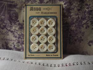 1 carte de 12 boutons anciens en nacre