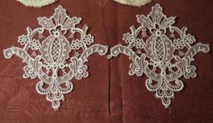 2 fins motifs anciens en guipure blanche et tulle ( dentelle )