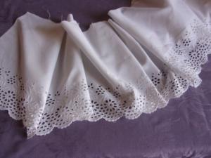   large volant de broderie anglaise ancienne réalisée à la main pour réutilisation