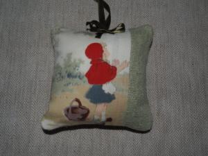 Petit coussin de porte ou pique épingles, tissus anciens , le petit chaperon rouge