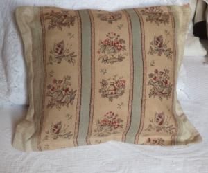 Coussin , tissu ancien début 19ème, style Louis XVI, ruches , fleurs et papillons