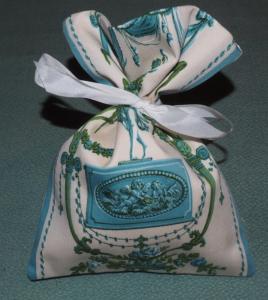 petite pochette en tissus anciens (toile de Jouy ) pour emballage cadeau, herbes , lavande , etc ...., doublée