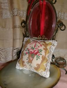 petit coussin porte-épingles, en tissu,  et broderies anciennes  , ou coussin de porte