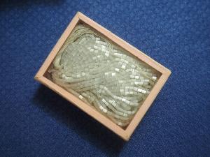 Petite boite ancienne de perles nacrées
