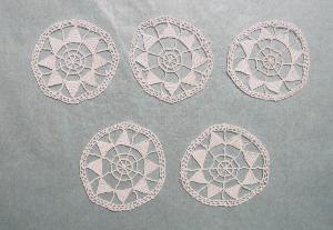 5 incrustations anciennes en dentelle de Venise
