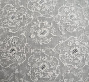 Fine broderie ancienne de fond de coiffe pour réutilisation