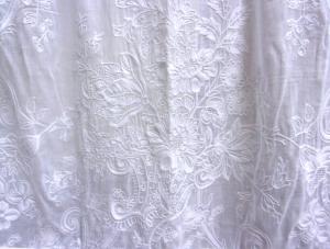 grand rideau blanc ancien brodé , broderie Cornely,19 ème, broderie main. Largeur 150 cm
