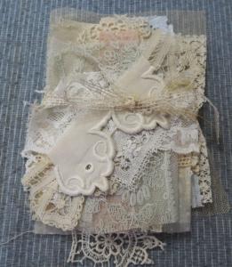 Lot de tissus et dentelles anciennes pour scrapbooking, livres textiles, petites créations textiles