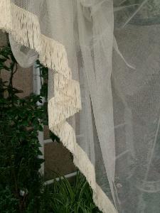 Grand rideau ancien en fin tulle souple écru et franges soyeuses