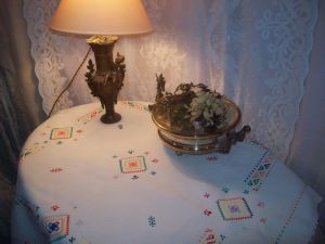  charmante petite nappe ancienne brodée