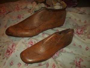 2 FORMES ANCIENNES A CHAUSSURES EN BOIS.
