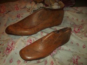  2 FORMES ANCIENNES A CHAUSSURES EN BOIS.