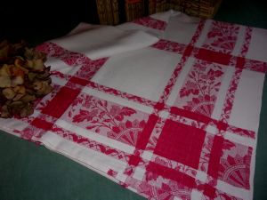 BELLE NAPPE ANCIENNE BANDES ROUGES FLEURS EVENTAILS ..GT