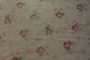   TISSU ANCIEN MOTIFS DE PETITES ROSES AUX TONS FANES 