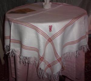  JOlie nappe ancienne en damassé de lin , frangée et monogrammée