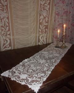 Long chemin de table ancien en dentelle de Venise, travail main