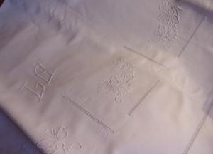  Beau drap ancien brodé main , monogrammé LC