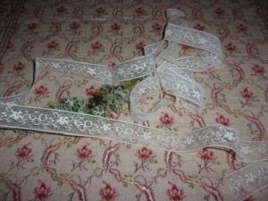 fine dentelle ancienne , fleurs et rubans