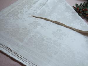 Grande nappe ancienne en damassé fleuri , 3,80 mètres