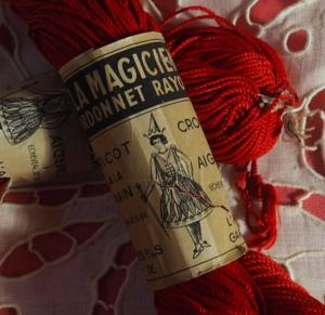Gros écheveau de fil ancien, cordonnet rouge , A LA MAGICIENNE, 50 grammes