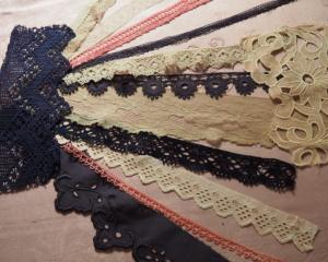  Lot de dentelles anciennes et broderies pour scrapbooking , patchwork, etc ..., 4,30 mètres, db