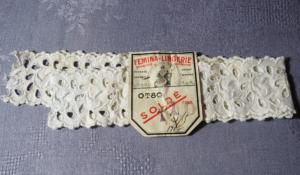 Jolie broderie anglaise ancienne réalisée à la main