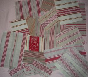 1 Lot de chutes de tissus anciens pour patchwork, scrapbooking, , + 200 grammes, toiles à matelas, dominance  rouge